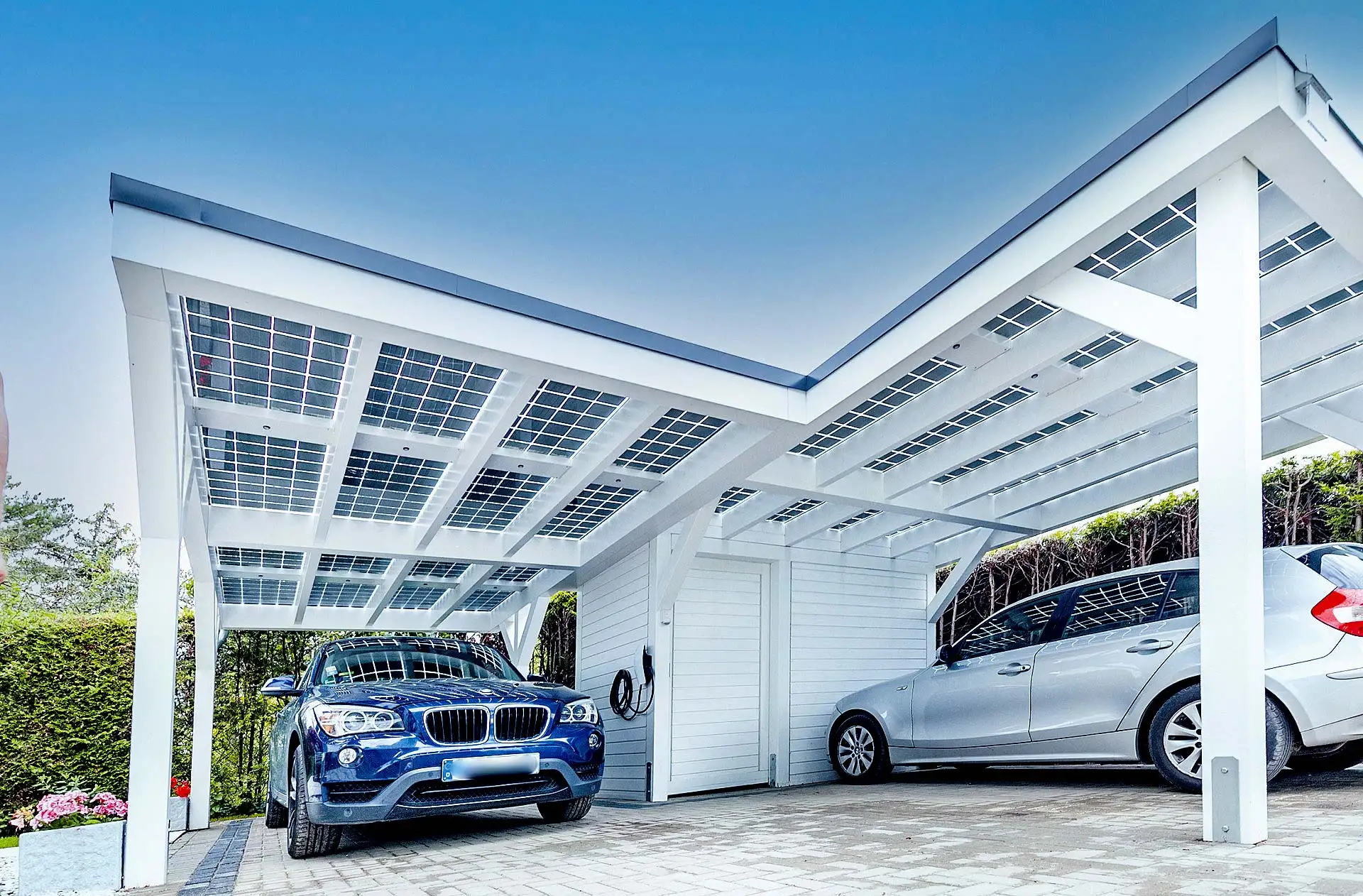 Die Sonne scheint aufs Carportdach und das E-Auto wird direkt geladen? Kein Problem: Mit einem Solarcarport gewinnen Verbraucher ihren eigenen Strom aus solarer Energie und können ihn direkt für den privaten Eigenbedarf nutzen. (Foto: HLC/Solarterrassen & Carportwerk GmbH)