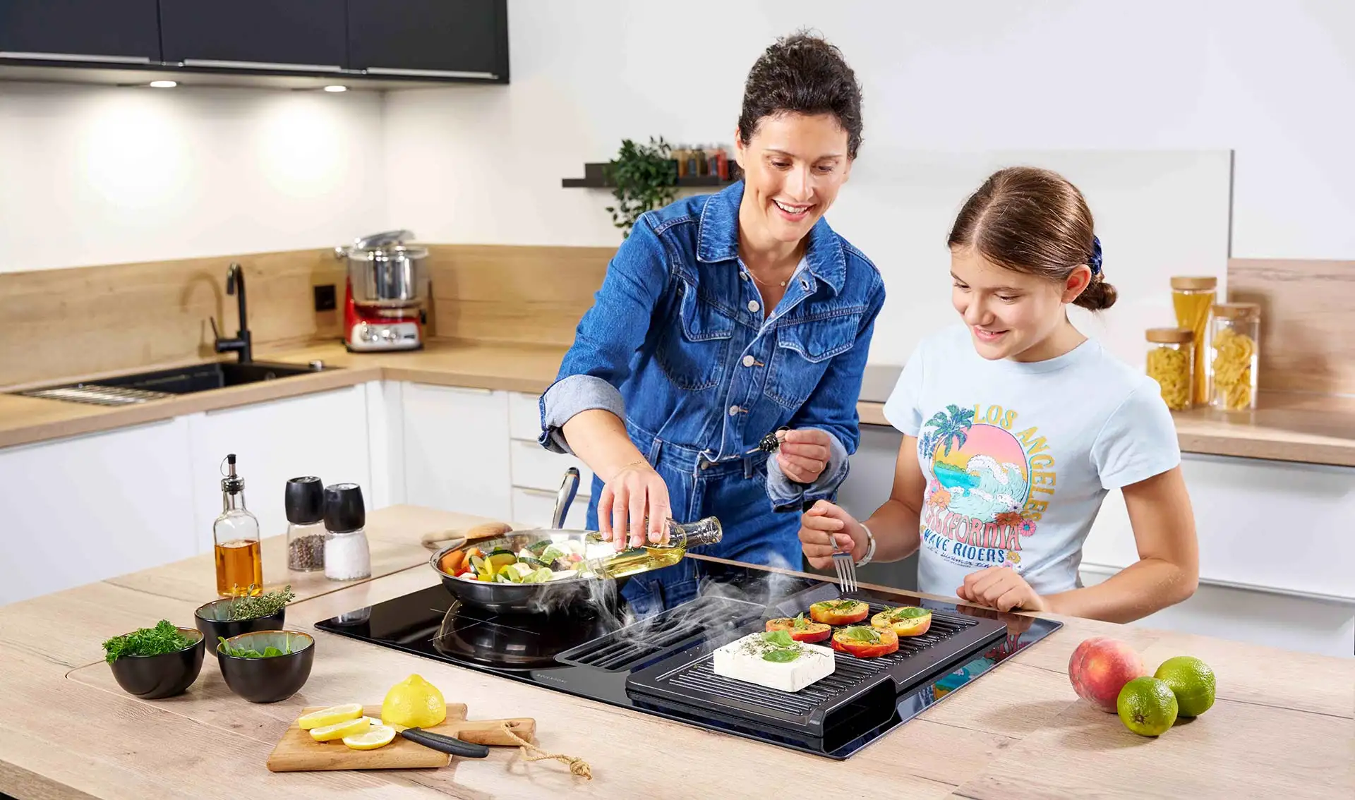 Centerline-Kochfeldabz&uuml;ge und Plasmafilter: Sogwirkung direkt in der Mitte, frische Luft ohne Aufwand. Foto: Oranier K&uuml;chentechnik