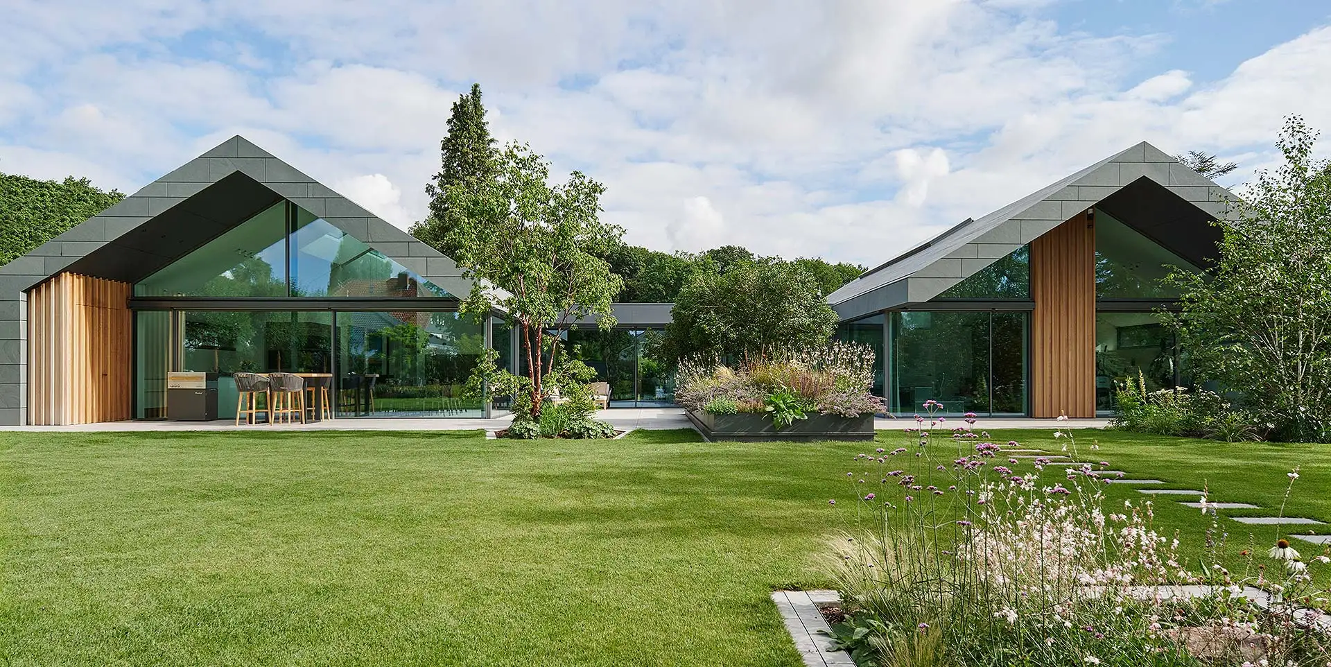 Die Becksteins haben ihr Heim in zwei separate Bauten aufgeteilt: einen privaten und einen öffentlichen Bereich. Foto: Solarlux