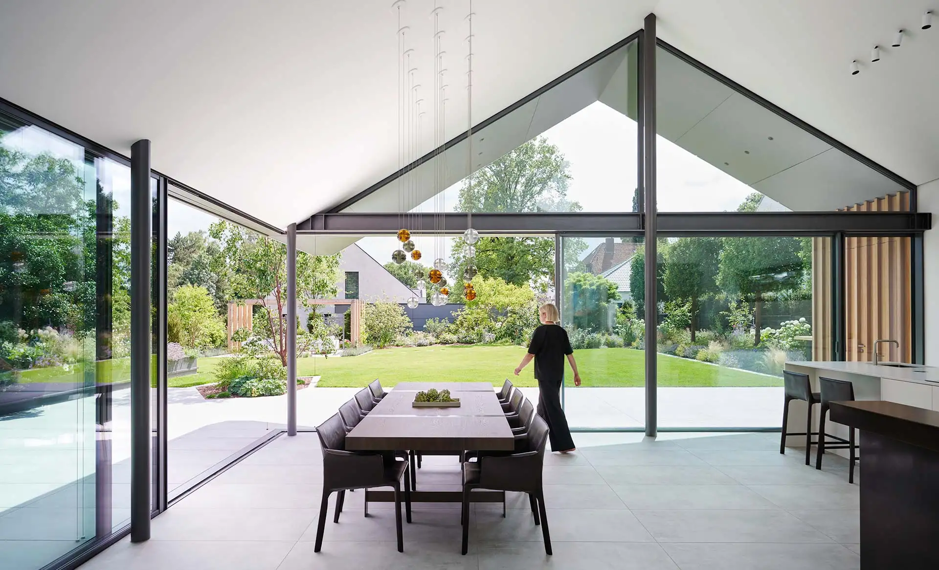 Ein Gefühl grenzenloser Freiheit und verschwimmender Grenzen ermöglichen die cero Schiebefenster von Solarlux. Sie geben den Wohnraum nach draußen frei. Foto: Solarlux