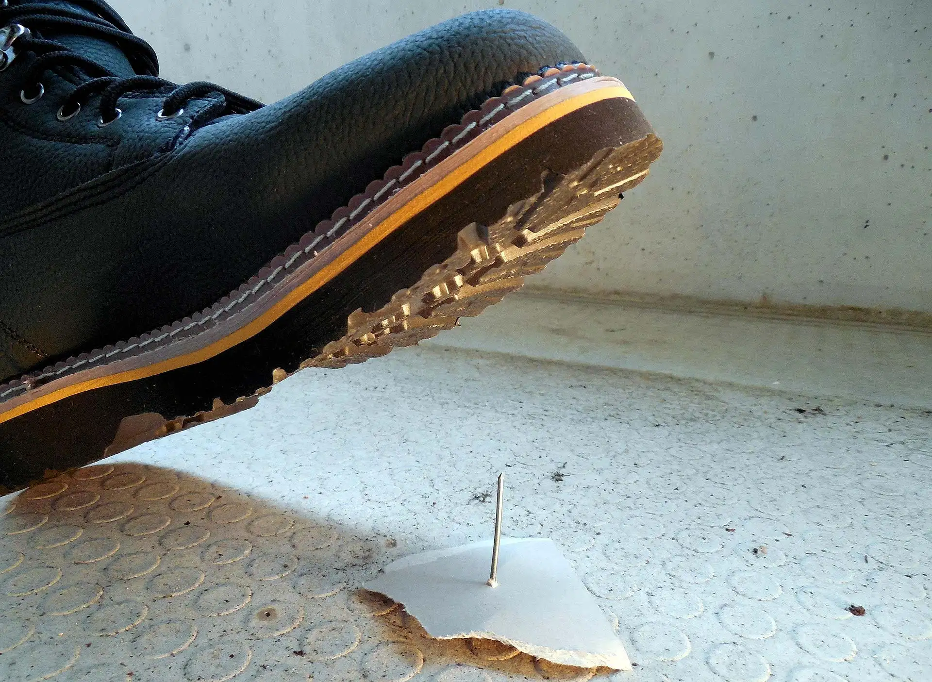 Erfahren Sie, warum Heimwerker auf Profi-Schutz setzen sollten, welche Cofra Sicherheitsschuhe passen und worauf Sie beim Kauf wirklich achten m&uuml;ssen. Foto: wutwhanfoto / iStock.com