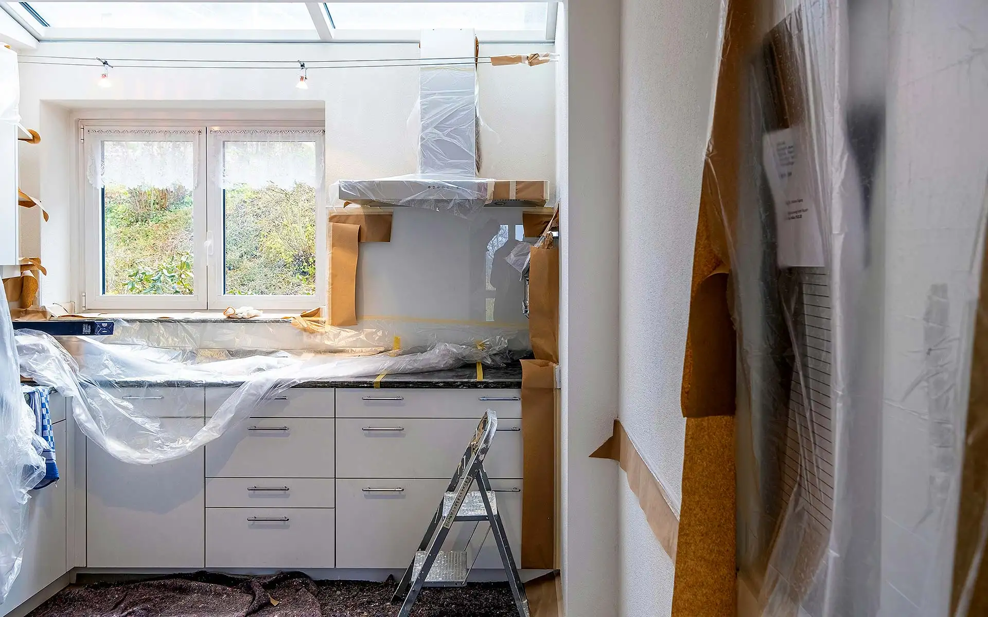 Renovierung durchf&uuml;hren: Welche Bereiche sollte man lieber Profis &uuml;berlassen? Foto: immo RENOVATION / unsplash.com