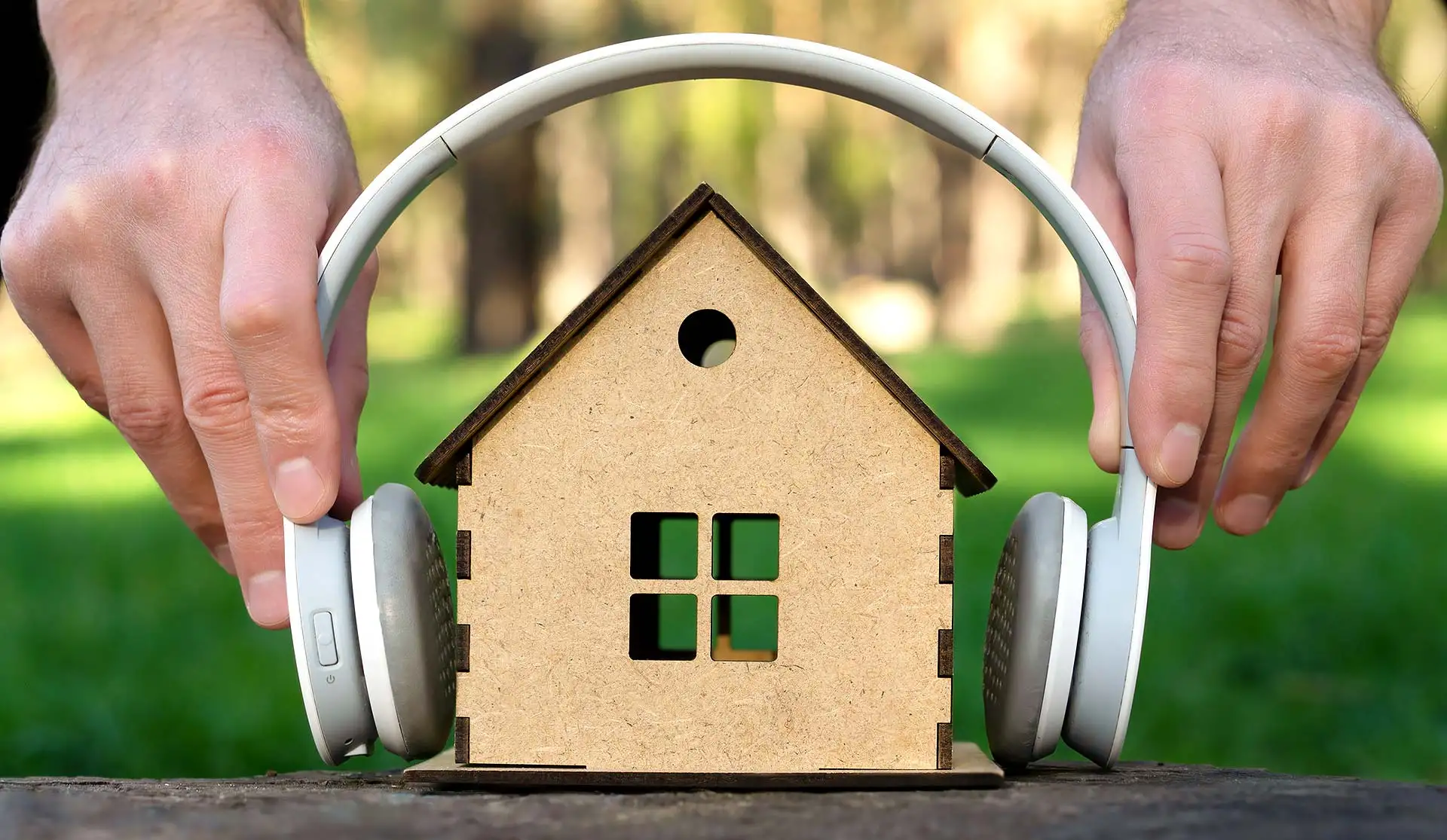 Akustische Raumgestaltung: Wie Sie mit gezielter Schalloptimierung Ihr Zuhause aufwerten. Foto: Ekaterina Chizhevskaya / iStock.com