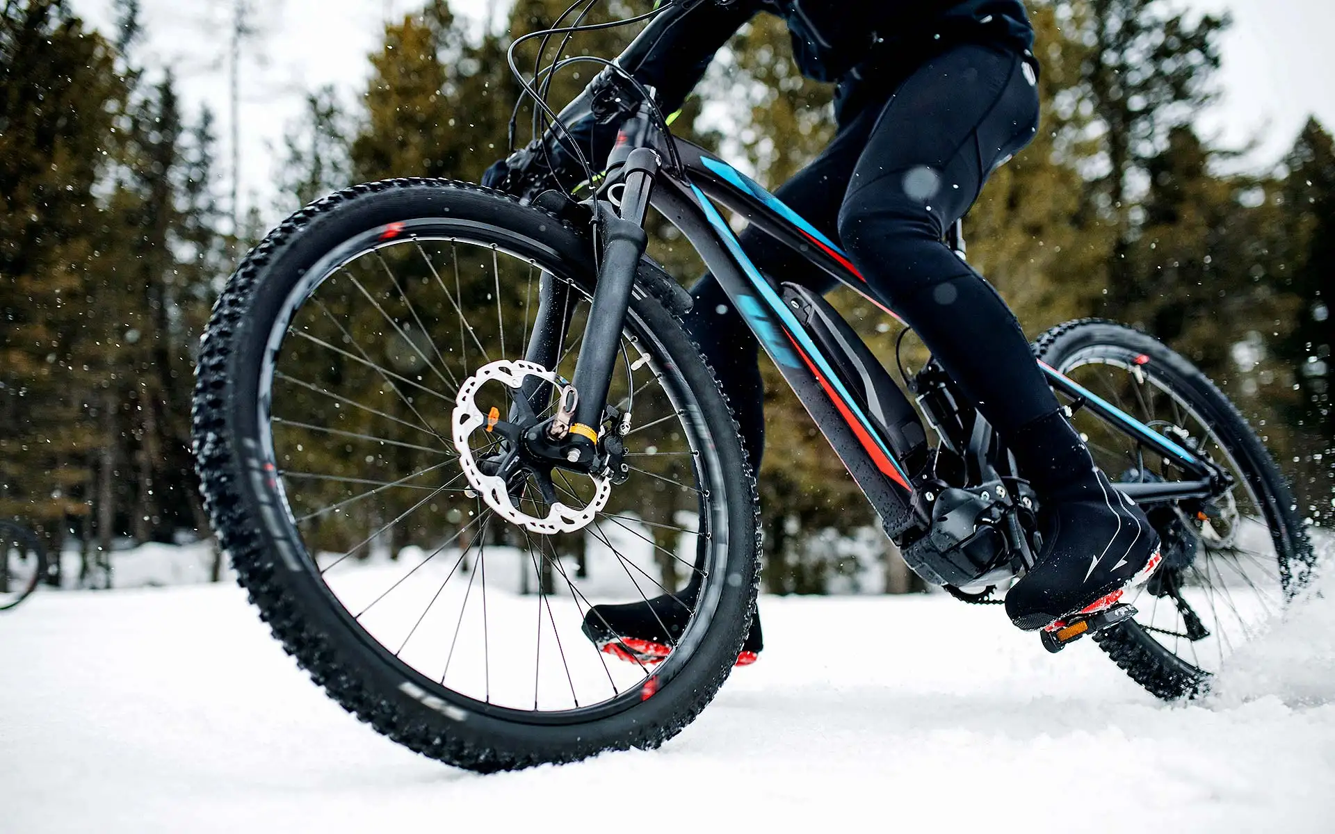 Mit ein paar einfachen Verhaltensregeln bringt man die Energiespeicher f&uuml;r E-Bike und Co. gut &uuml;ber die kalte Jahreszeit. Foto: DJD / ansmann.de / Getty Images / Halfpoint