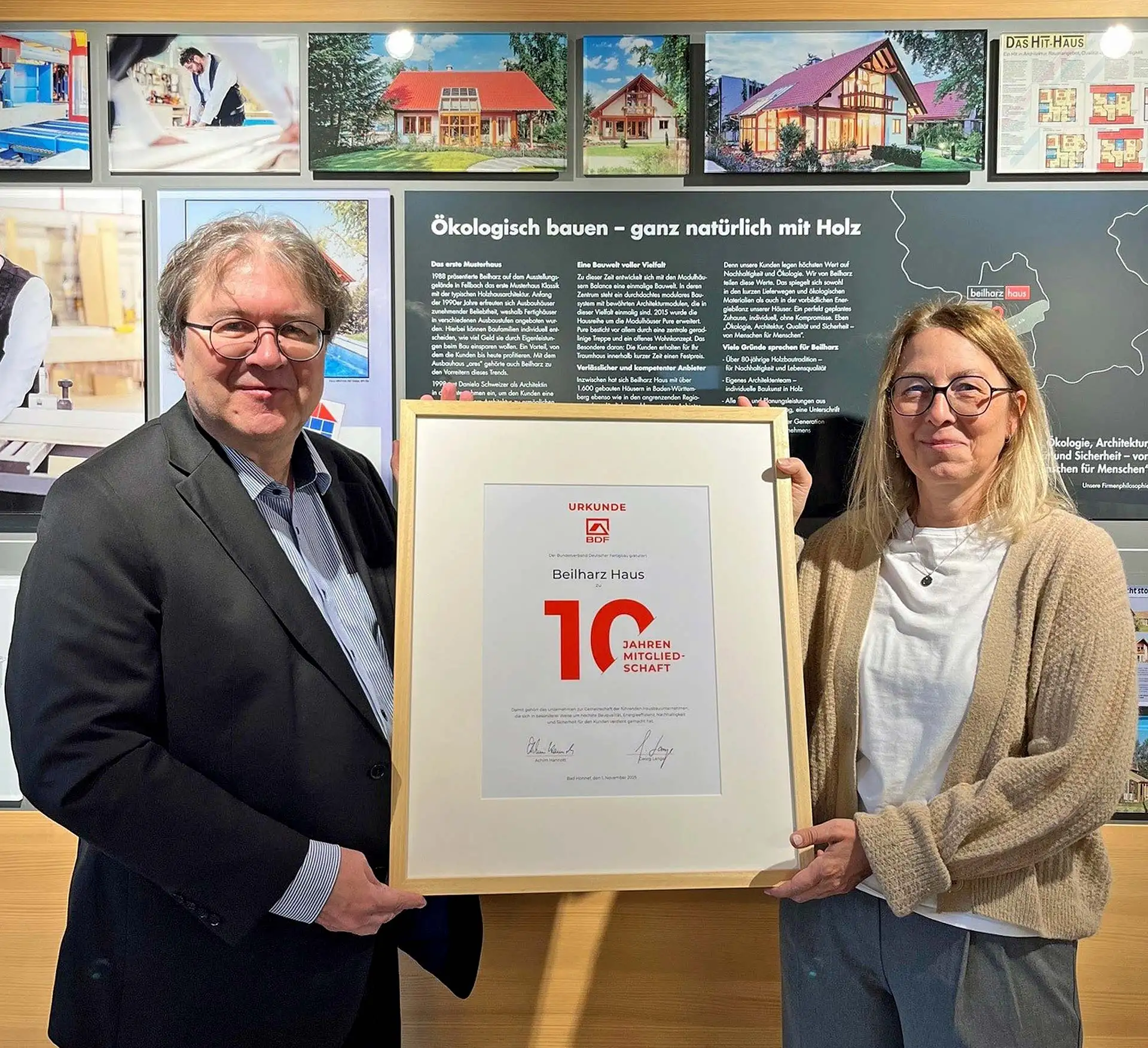 Verbandsgesch&auml;ftsf&uuml;hrer Achim Hannott (l.) &uuml;berreichte Beilharz-Chefin Daniela Schweizer (r.) eine Urkunde f&uuml;r die 10-j&auml;hrige BDF-Mitgliedschaft. Foto: BDF / Beilharz Haus