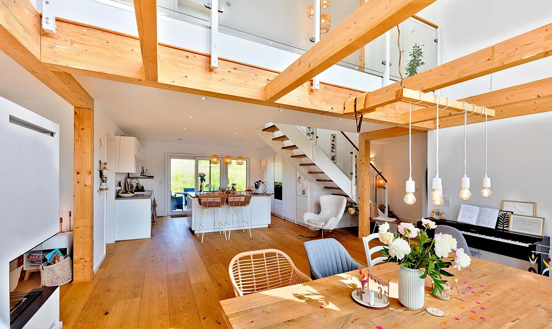 Offen gestaltete Koch- und Wohnbereiche verbinden Genuss, Geselligkeit und Alltagstauglichkeit zu einem zentralen Lebensmittelpunkt. Foto: BDF / Meisterst&uuml;ck-HAUS / Ulf Salzmann