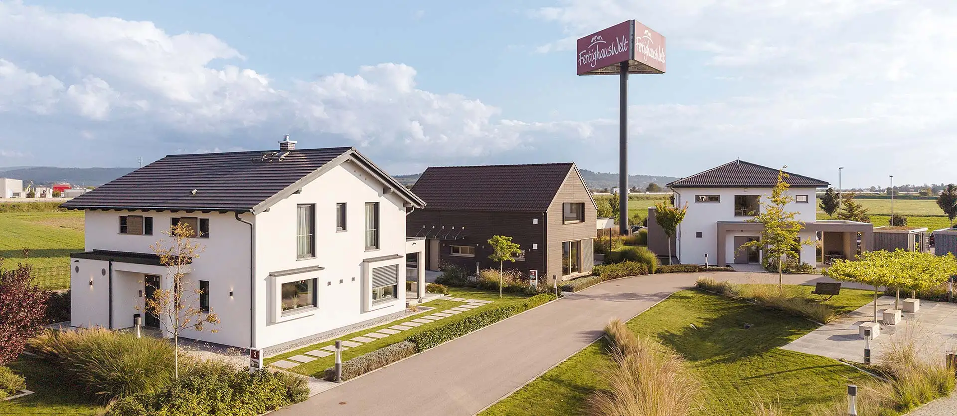 Der Weg ins eigene Fertighaus beginnt h&auml;ufig in einer Musterhaus-Ausstellung wie der FertighausWelt Schwarzwald. Foto: BDF / J&uuml;rgen Kappelmeier