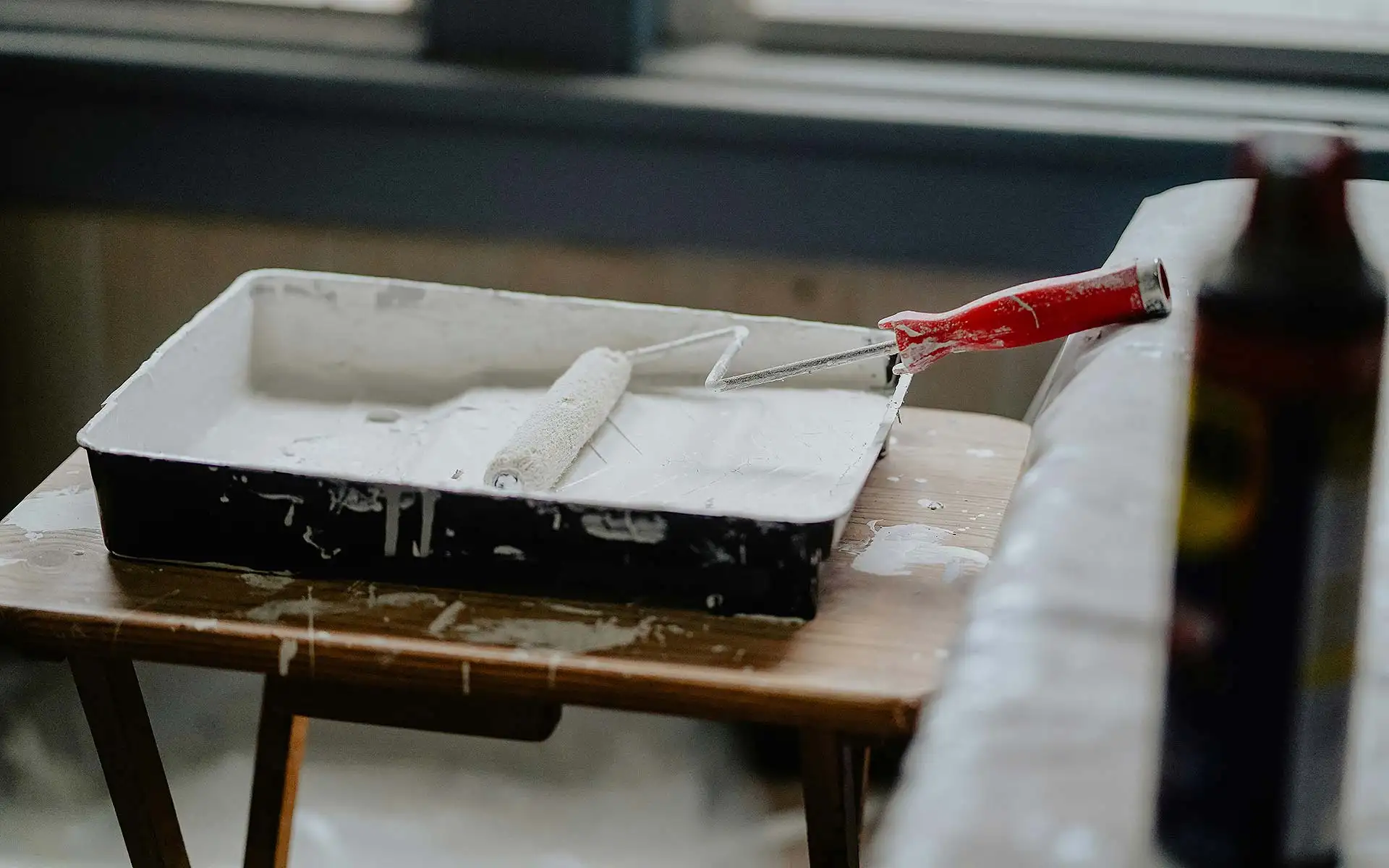 Fertighaus-Endspurt &ndash; So finden Sie den richtigen Malerbetrieb f&uuml;r den letzten Schliff. Foto: Karl Solano / unsplash.com