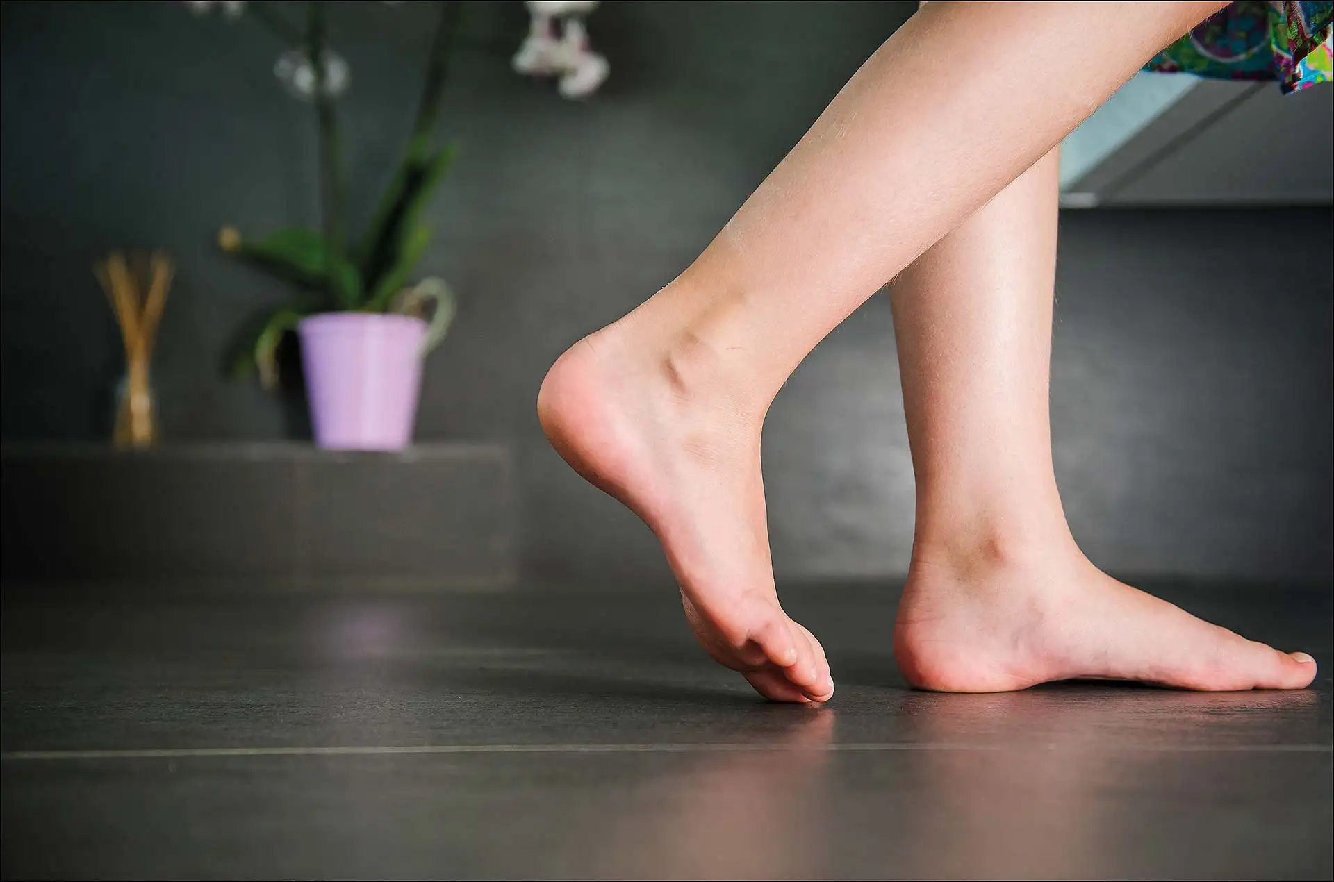 Minimale Aufbauhöhe für maximalen Komfort – dünnschichtige Fußbodenheizungen sorgen auch in kleinen Bädern für wohlige Wärme. Dank des schlanken Aufbaus laufen die Heizungen im Niedertemperaturbereich und sparen teure Heizenergie. Foto: Saint-Gobain Weber / txn