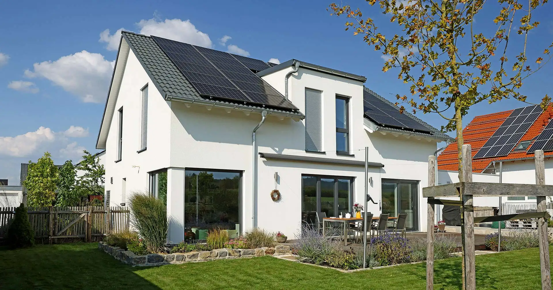 Fertigh&auml;user lassen sich durch verschiedene Ausbaustufen, Grundrissvarianten und Ausstattungsoptionen flexibel an Budget und Wohnw&uuml;nsche anpassen. Ihre hohe Energieeffizienz sorgt f&uuml;r dauerhaft niedrige Betriebskosten. Foto: BDF/Bien-Zenker