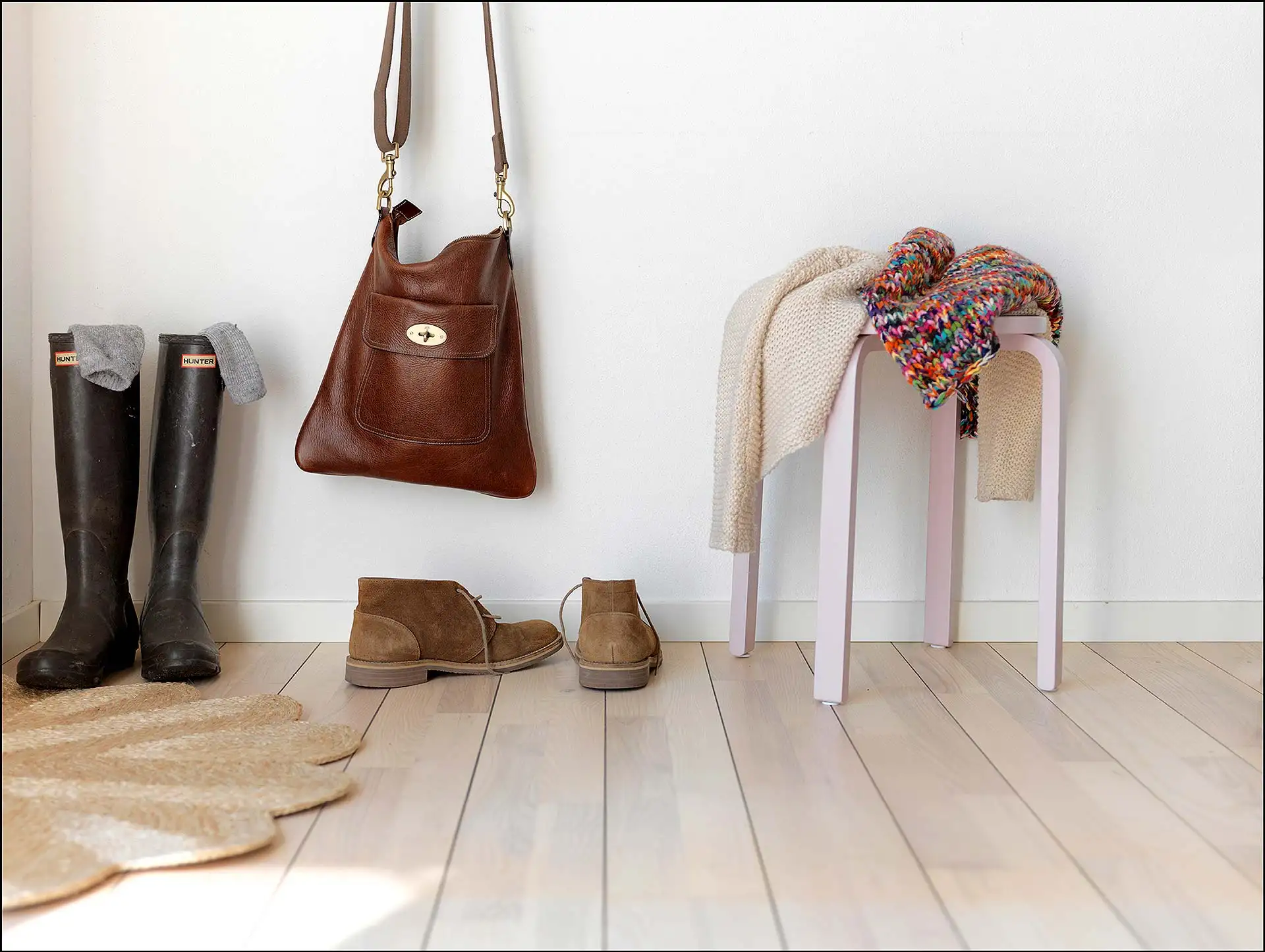 Ob N&auml;sse oder Schmutz &ndash; damit Holzb&ouml;den lange gut aussiehen, sollten sie regelm&auml;&szlig;ig gereinigt werden. Spezielle Lacke oder wohngesunden Holzboden&ouml;le helfen dabei, dass die nat&uuml;rliche und wohnwarme Oberfl&auml;che viele Jahre sch&ouml;n aussieht. Foto: Bona