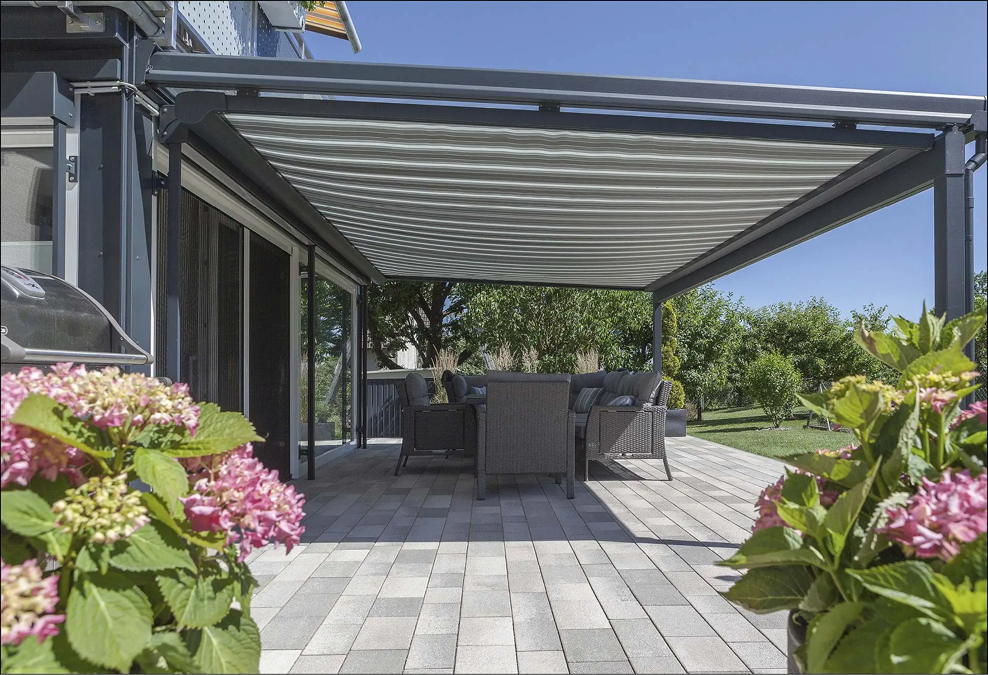 Eine Oase der Ruhe f&uuml;r viele Jahre: Ein Terrassenboden aus nachhaltigen Betonsteinen ist extrem belastbar, rutschfest und frostsicher.  Foto: Andreas Metka