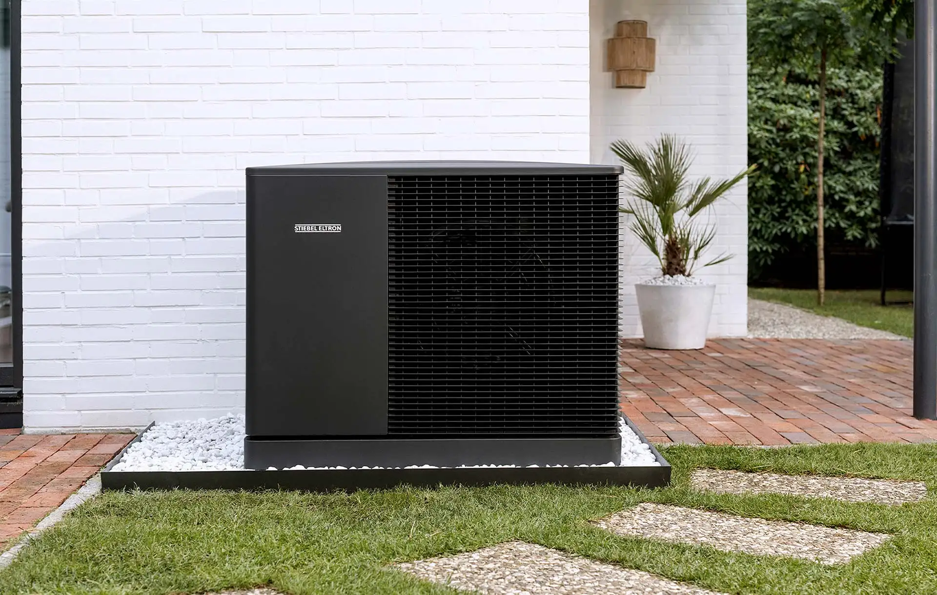 Besticht in Design und Funktion: Die German Design Award- und Red Dot Award-pr&auml;mierte Luft-Wasser-W&auml;rmepumpenserie WPL-A von Stiebel Eltron. Foto: Stiebel Eltron