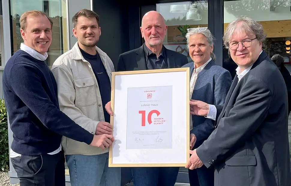 Bei der Urkunden&uuml;bergabe: Jonas Lehner, Niklas Lehner, Thomas Lehner, Petra Lehner sowie Achim Hannott (von links nach rechts). Foto: Kevin Paulus