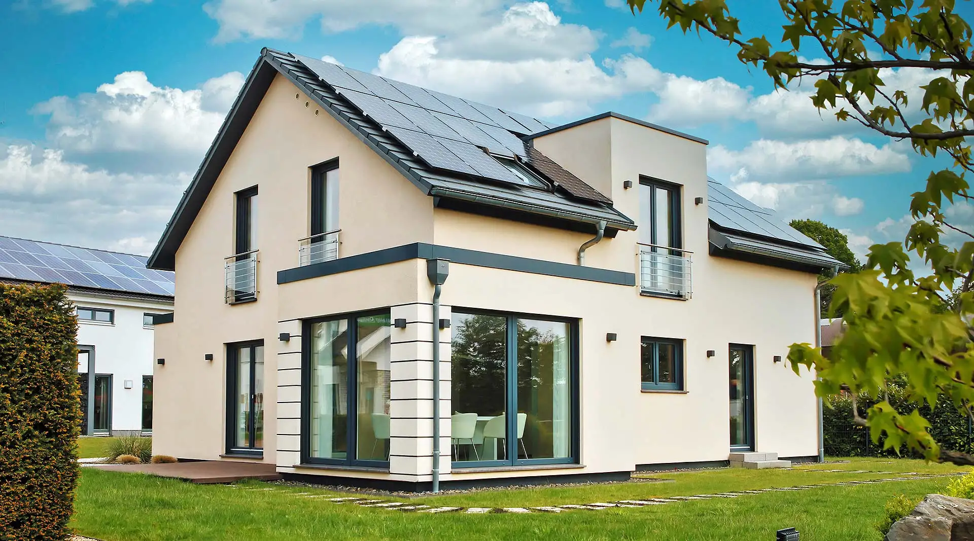 Durch das Zusammenspiel von effizienter Geb&auml;udeh&uuml;lle und moderner Technik wird das Fertighaus zum Energiesparhaus mit geringen Betriebskosten. Foto: BDF / RENSCH-HAUS / Anna Dylla