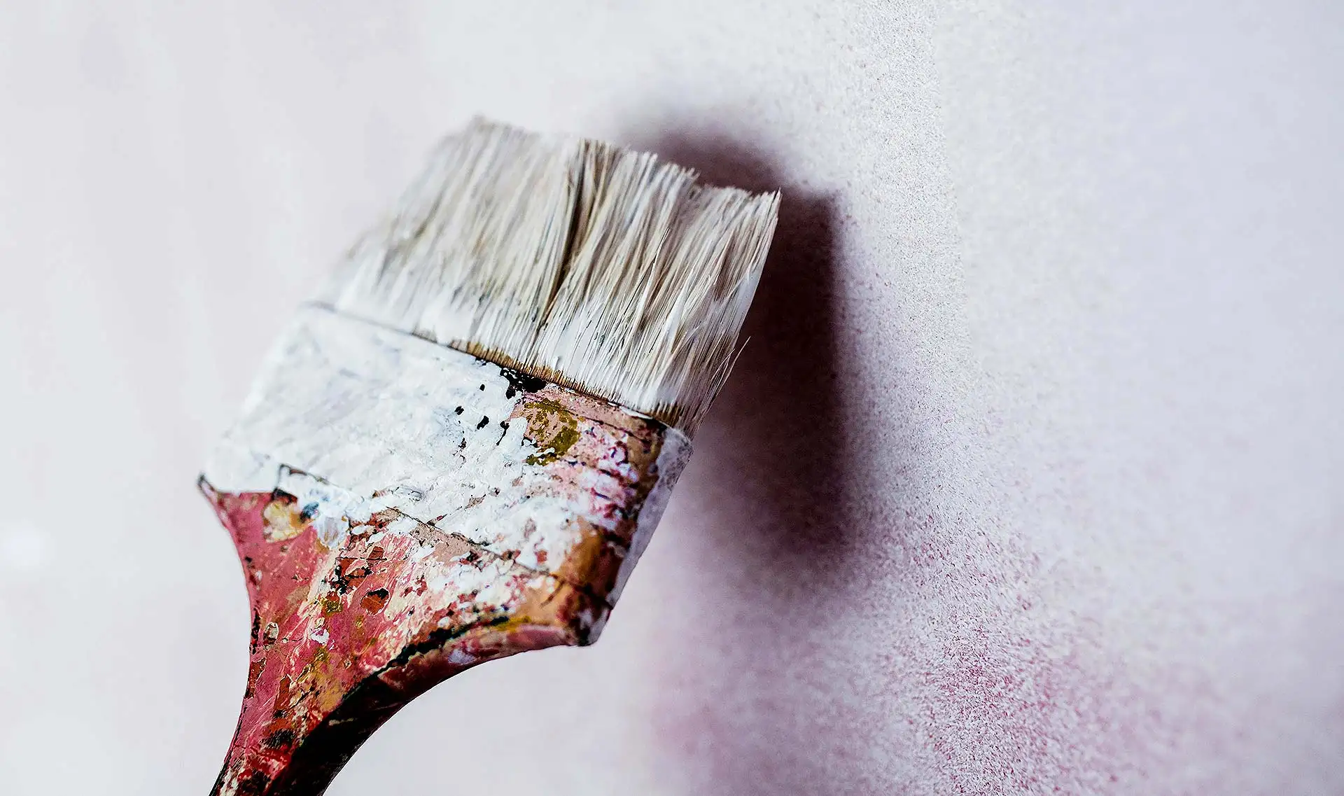 Die Bedeutung professioneller Malerarbeiten im Fertighaus und bei Bau eines neuen Hauses. Foto: Karolina Grabowska / pexels.com
