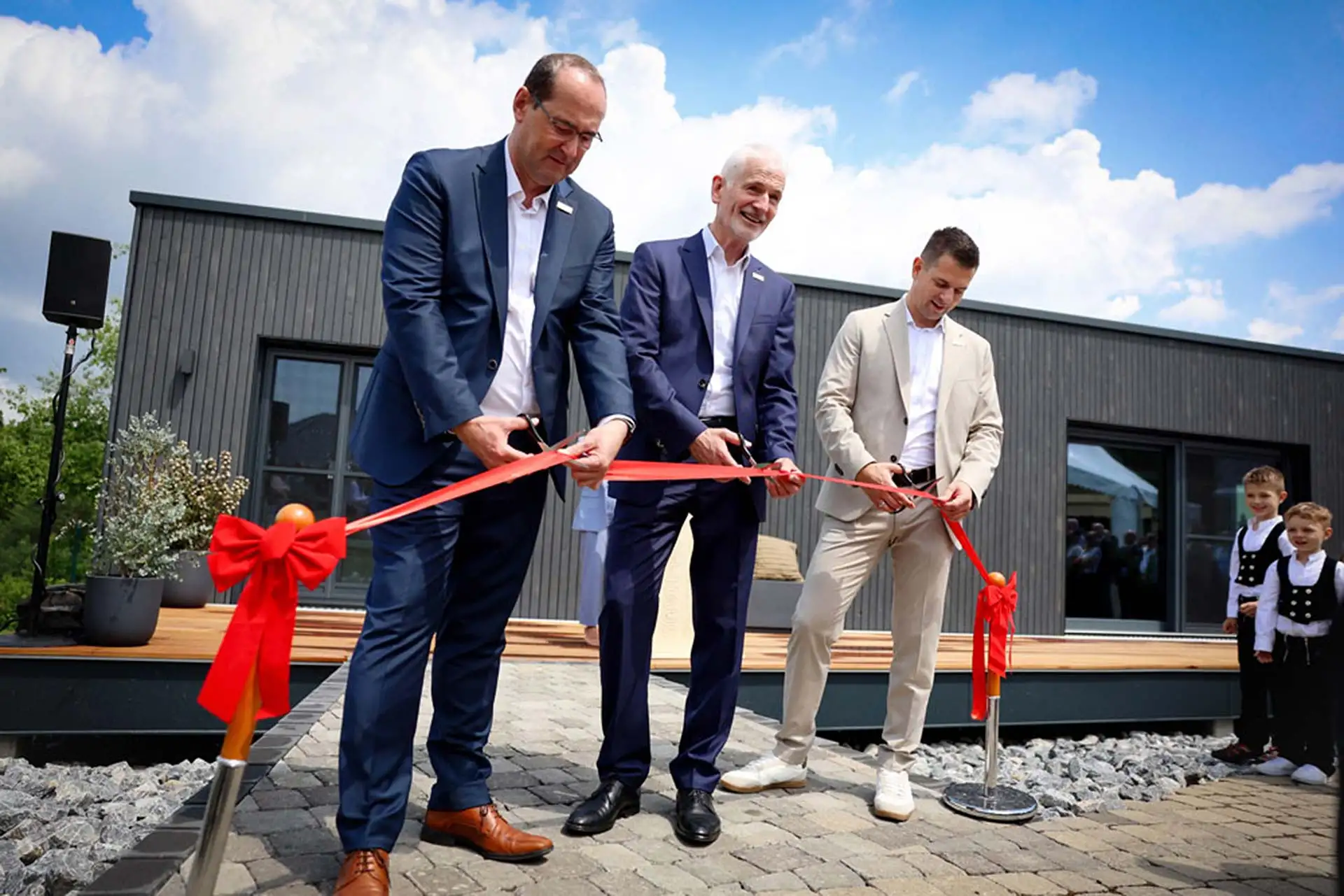150 Jahre RENSCH-HAUS: Eröffnung des neuen Modulhauses Future Cube R C- 50.2; (v. l.) Dirk Wolschke, Martin Rensch und Daniel Rensch, alle Geschäftsführer RENSCH-HAUS GMBH