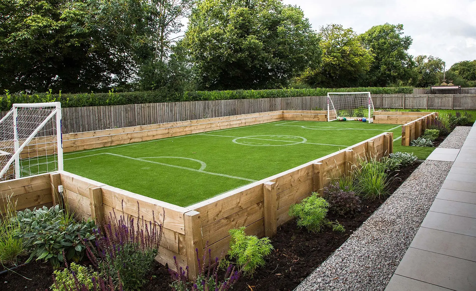 Trainiert hier der nächste Musiala? So wird der Garten zum perfekten WM-Fußballplatz. Foto: MyHammer / Jukebox Marketing