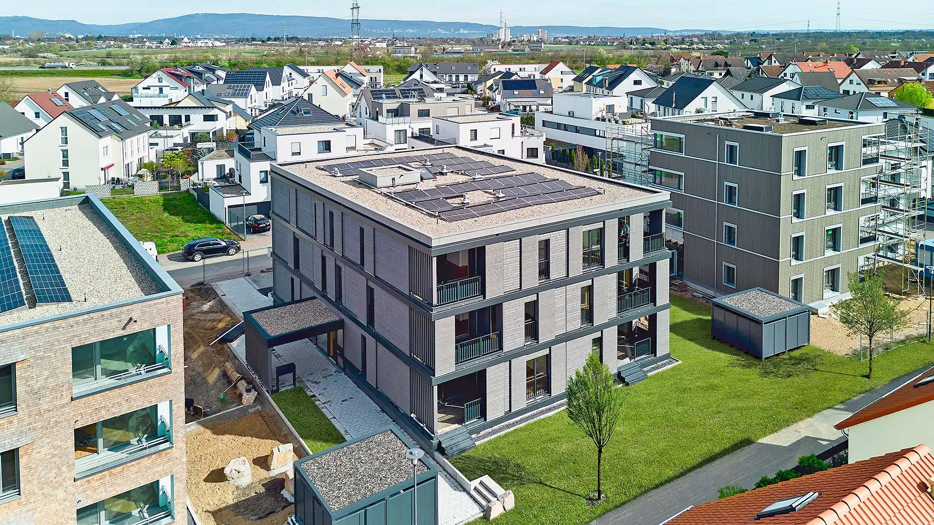 Die Holz-Fertigbaubranche ist Pionier und Vorreiter für nachhaltiges, serielles Bauen und zeigt dies auch jenseits des privaten Eigenheimsektors. Foto: BDF/Baufritz
