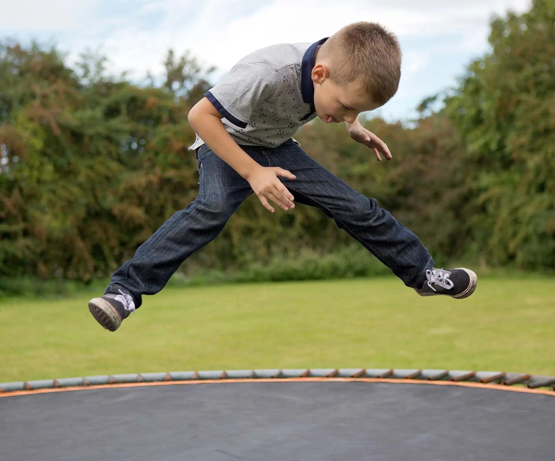 Bodentrampolin oder oberirdisches Trampolin mit Vor- und Nachteilen. Foto: Ron Porter / pixabay.com