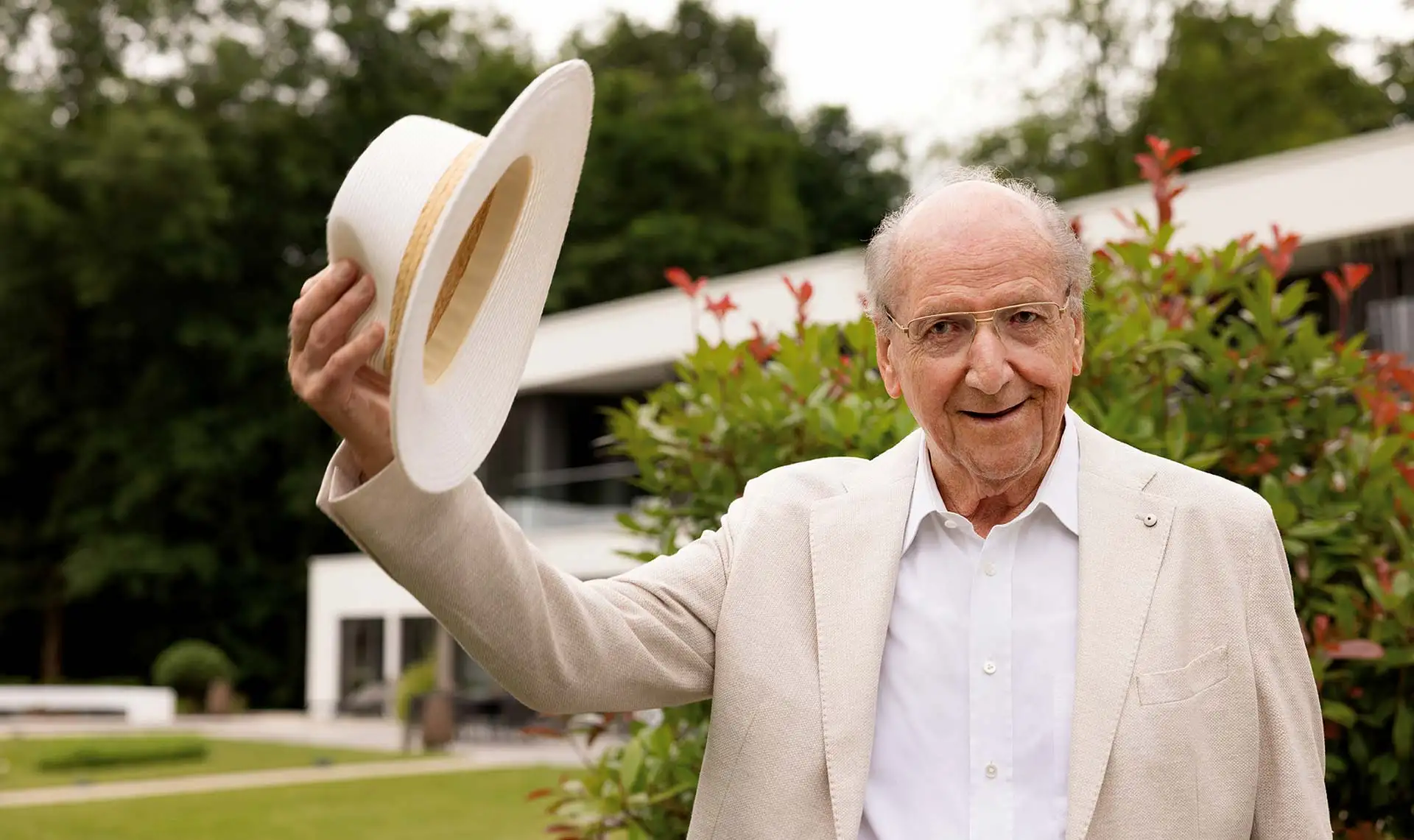 Zum 90. Geburtstag von Firmengr&uuml;nder Hans Weber startet WeberHaus eine limitierte Hausaktion: Ab dem 1. Juli sind drei H&auml;user der Hans Weber Edition sowie die Minihaus-Baureihe OPTION zu besonderen Konditionen erh&auml;ltlich. Die Aktion ist auf insgesamt 90 H&auml;user begrenzt. Foto: WeberHaus