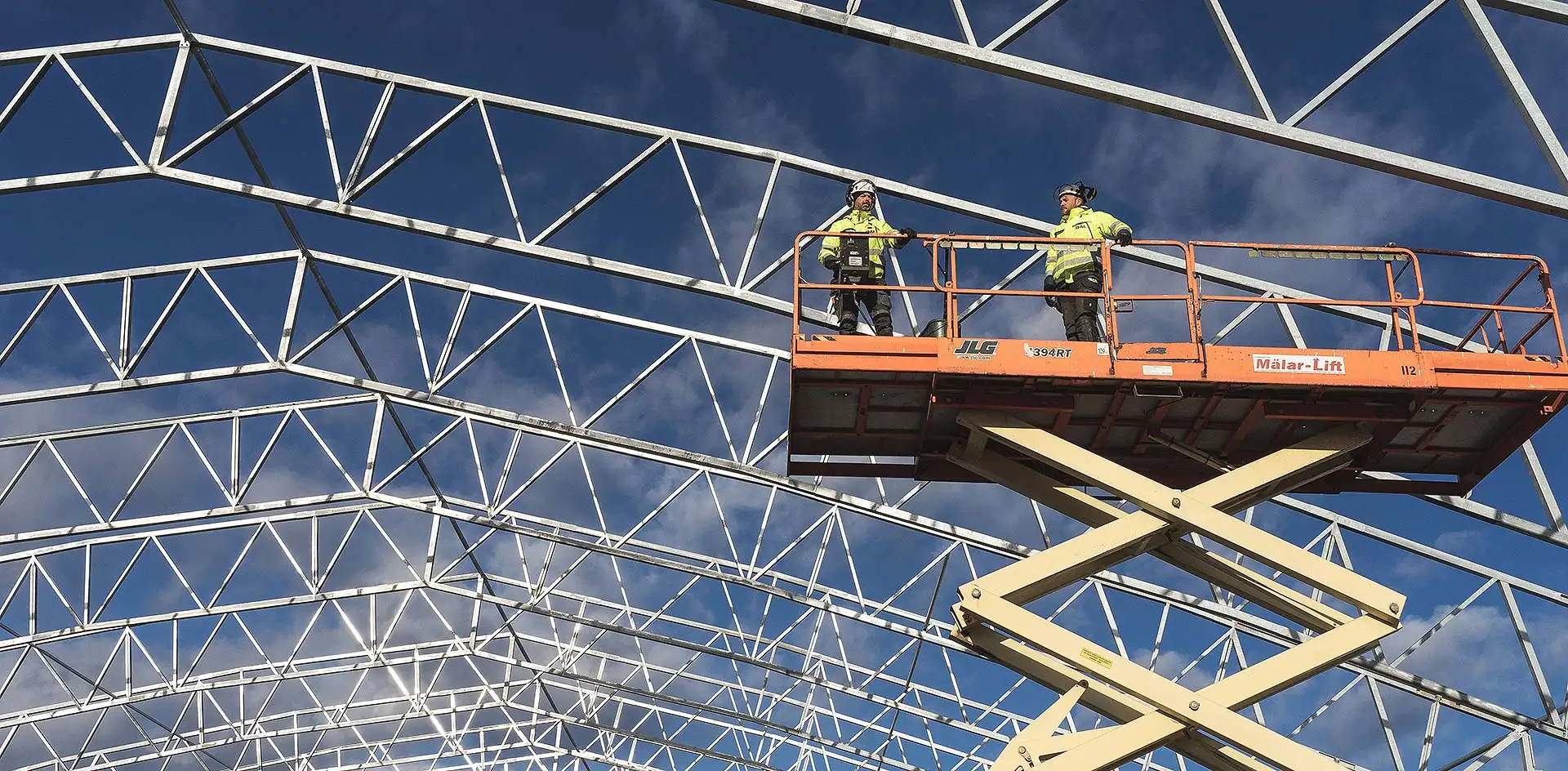 Sicheres Arbeiten mit einem Materiallift: Die wichtigsten Regeln. Foto: Jimmy Nilsson Masth / pexels.com