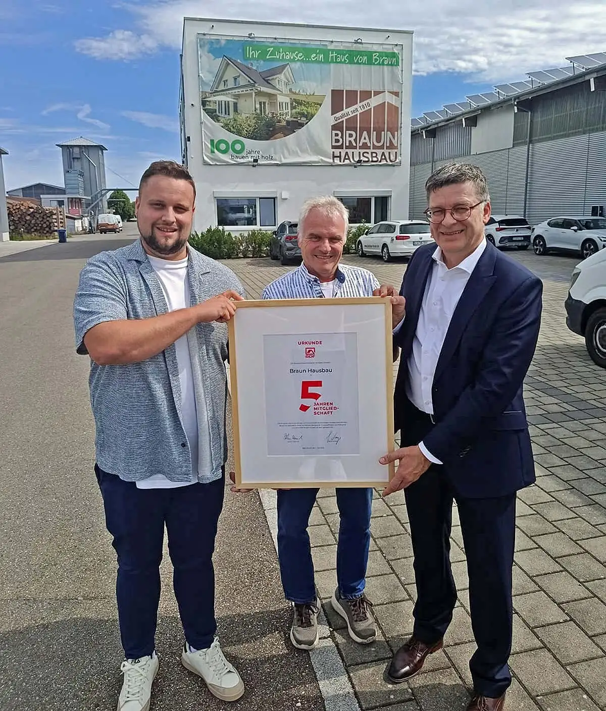 (v.r.n.l.) BDF-Geschäftsführer Georg Lange überreichte Winfried Braun und Daniel Braun jetzt eine Urkunde für die 5-jährige Verbandsmitgliedschaft von Holzbau Braun. Foto: BDF/Holzbau Braun