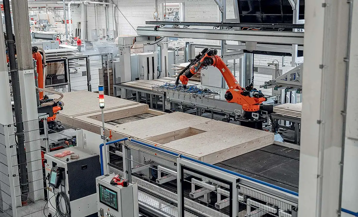 Die Bauteile für ein Fertighaus werden industriell im Werk vorgefertigt und dann in kurzer Zeit auf dem Baugrundstück montiert. Foto: BDF/WeberHaus
