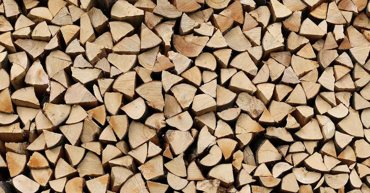Kaminholz für den Neubau: Was Bauherren vor dem ersten Kaminfeuer wissen sollten. Foto: Volker Meyer / pexels.com