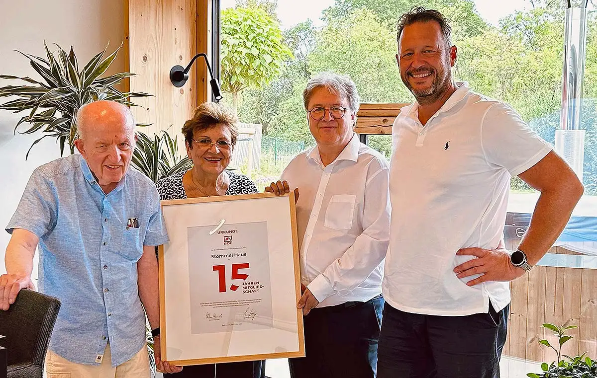 BDF-Geschäftsführer Achim Hannott (2.v.r.) überreichte Ralf Stommel (r.), Waltraud Stommel (2.v.l.) und Franz Stommel (l.) eine Urkunde über die 15-jährige Verbandsmitgliedschaft von Stommel Haus. Foto: BDF/Stommel Haus