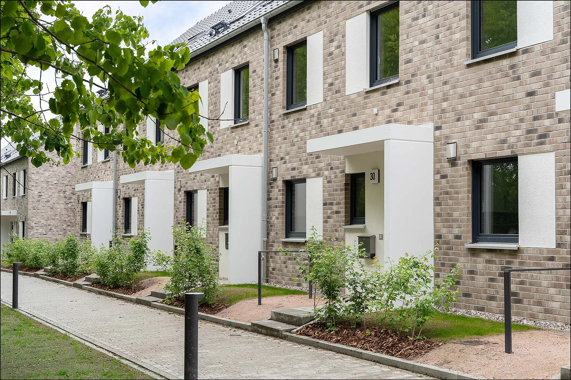 Wer sich trotz gestiegener Baukosten ein Eigenheim wünscht, sollte über ein Reihenhaus nachdenken. Im Vergleich zu freistehenden Immobilien sind die Kosten meist deutlich niedriger. Foto: Dornieden Gruppe