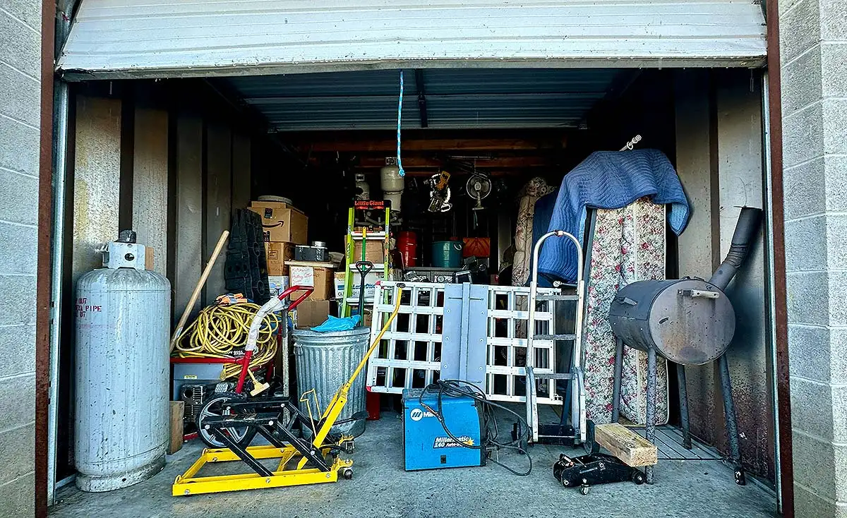 Haus entrümpeln vor Sanierung oder Abriss: Was es kostet und welche Firma zu empfehlen ist. Foto: Adam Winger / unsplash.com