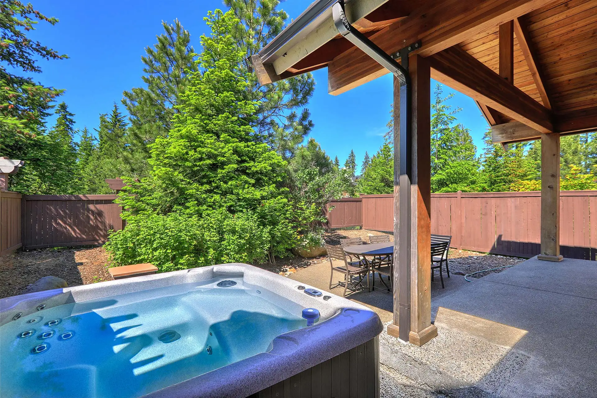 Garten und Wellnessbereich beim Fertighaus richtig planen: Tipps zu Standort, Fundament, Strom, Wasser, Sichtschutz und Genehmigungen. Foto: irina88w / iStock.com