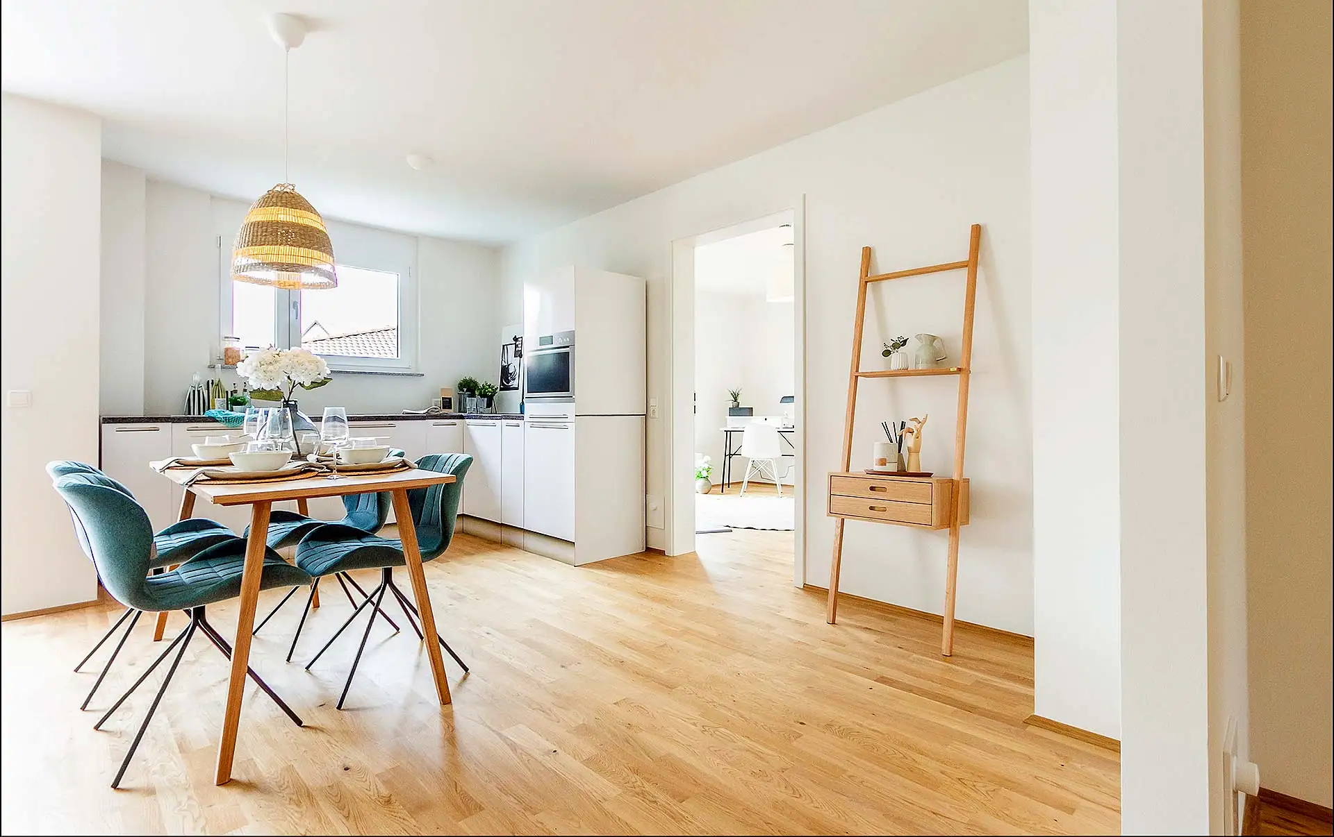 Ansprechend ausgeleuchtet, dezent und modern möbliert – wer seine Immobilie erfolgreich verkaufen will, sollte sie professionell aufbereitet präsentieren. Home Staging wird dabei als verkaufsfördernde Maßnahme immer wichtiger. Foto: DGHR / txn