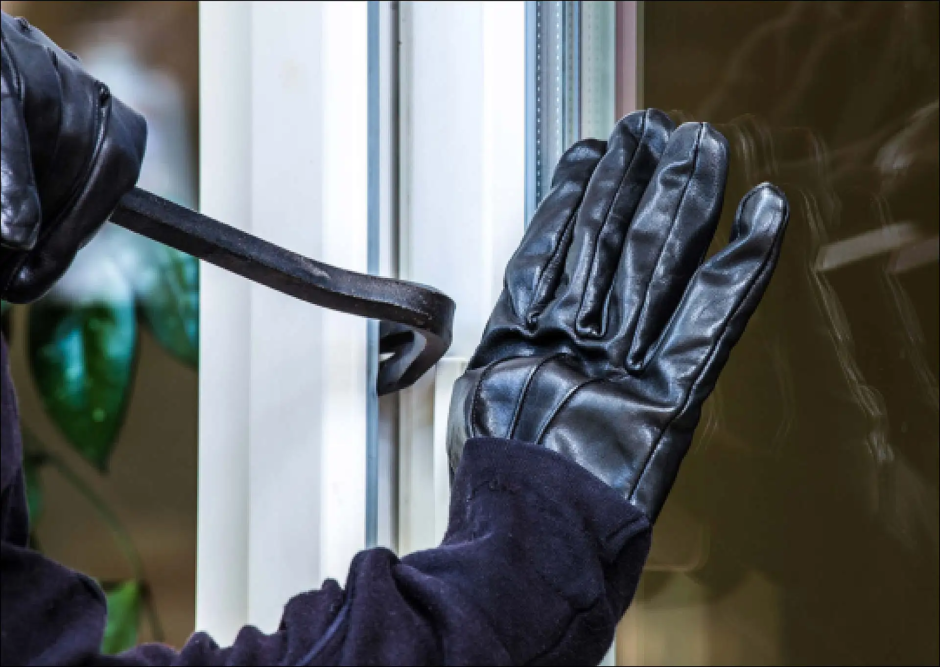 Wenn Einbrecher l&auml;nger als f&uuml;nf Minuten brauchen, um ein Fenster zu &uuml;berwinden, geben sie meist auf. Stabile Kunststofffensterprofile mit Stahlverst&auml;rkungen und robusten Verankerungen lassen sich nicht so einfach aufhebeln. txn-Foto: Adobe Stock