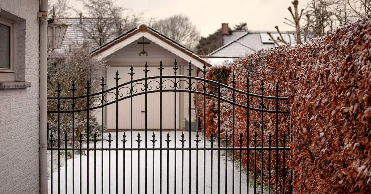 Metall am Fertighaus frühzeitig mitplanen . Foto: Teja J / Pexels.com